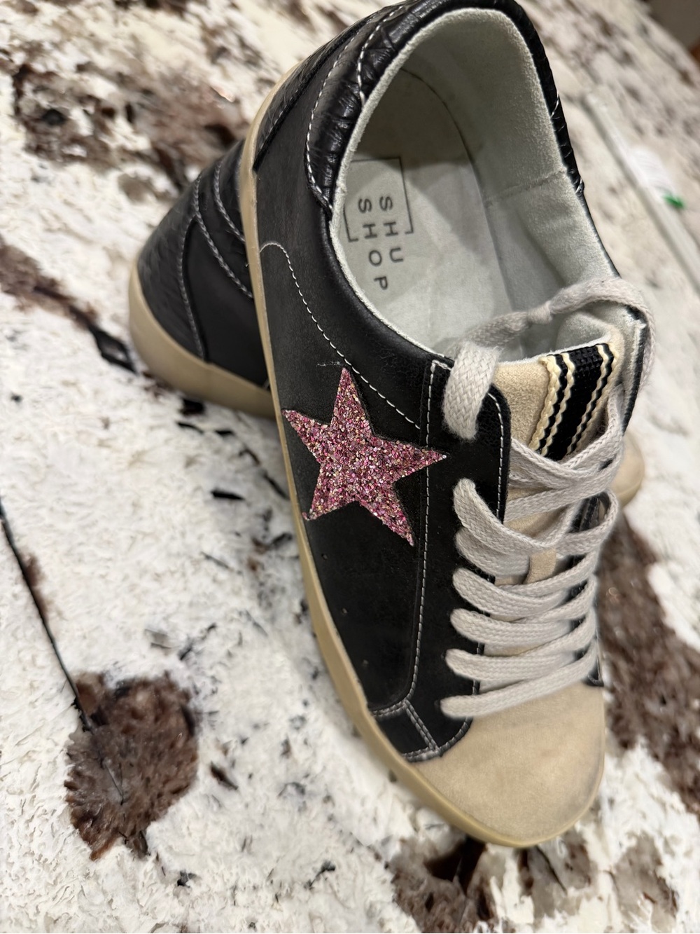 🆕 ShuShop NEW Black Sneakers with Pink Glitter Star. Excellent Trusted Seller😍